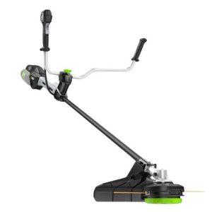 Desbrozadora a batería EGO BCX4500 en uso en jardín