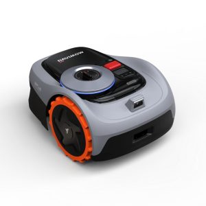 Robot cortacésped Segway Navimow i105E cortando césped en jardín